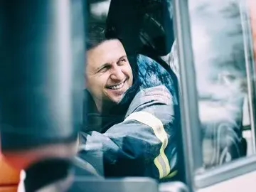 Фенките в екстаз! Подмладяват Блатечки като Робърт Де Ниро