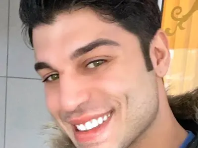 Фики с по едно участие на месец, баща му го бута в  „Капките” да съживи умрялата си кариера