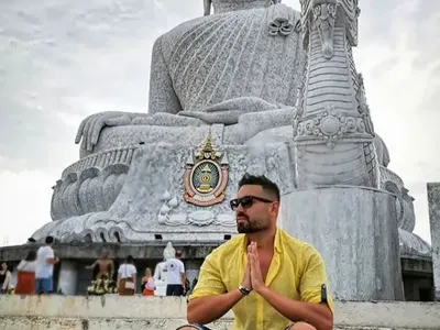 Фолк певец се жени за маймуна