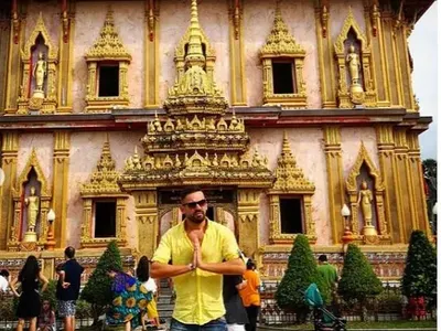 Фолк певец се жени за маймуна