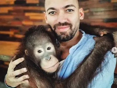 Фолк певец се жени за маймуна