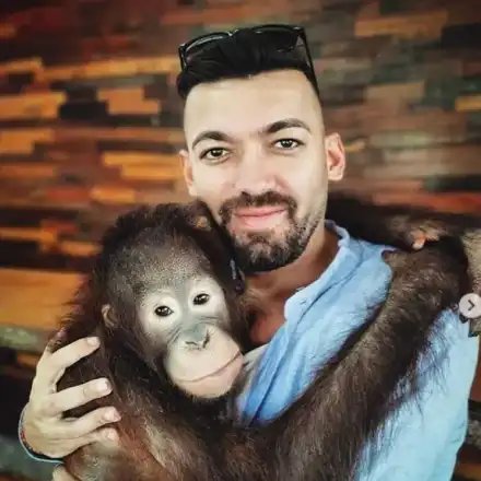 Фолк певец се жени за маймуна