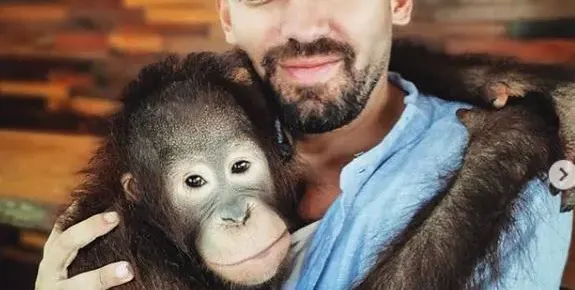 Фолк певец се жени за маймуна