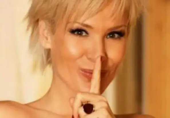 Гала напира да пише секс книга