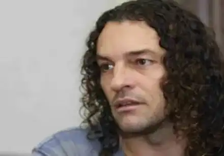 Икебаната ляга спешно под ножа (Здравословни проблеми мъчат певеца)