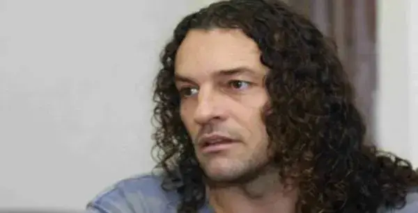 Икебаната ляга спешно под ножа (Здравословни проблеми мъчат певеца)