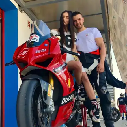 Ива Русинова свалила сина на Аня Пенчева с дрифт (Скъсала гумите на колата му на първа среща)