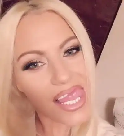 Камелия обича да записва песни без бельо