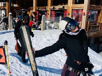 Когато мъжът ти е възрастен баровец! Деси Цонева на ски в най-скъпия курорт в света (Снимки)