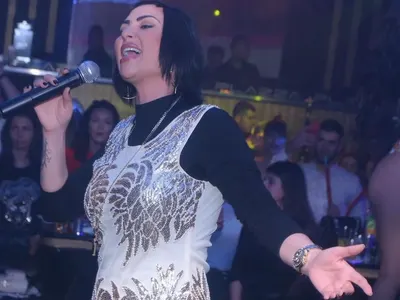 Лорд Евгени Минчев в акция:Софи в юруш на пайети, комбинезон, месарска манта и туника и още + СНИМКИ