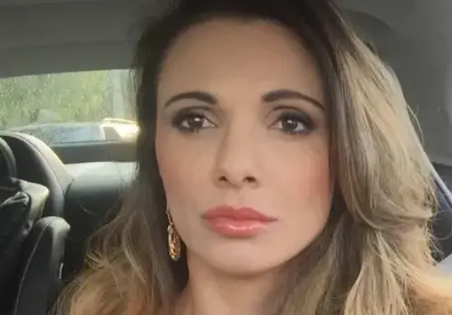 Маги Вълчанова прилежна студентка (Миската заляга над учебниците преди изпити)