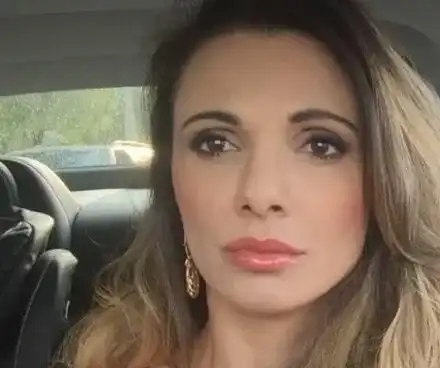 Маги Вълчанова прилежна студентка (Миската заляга над учебниците преди изпити)