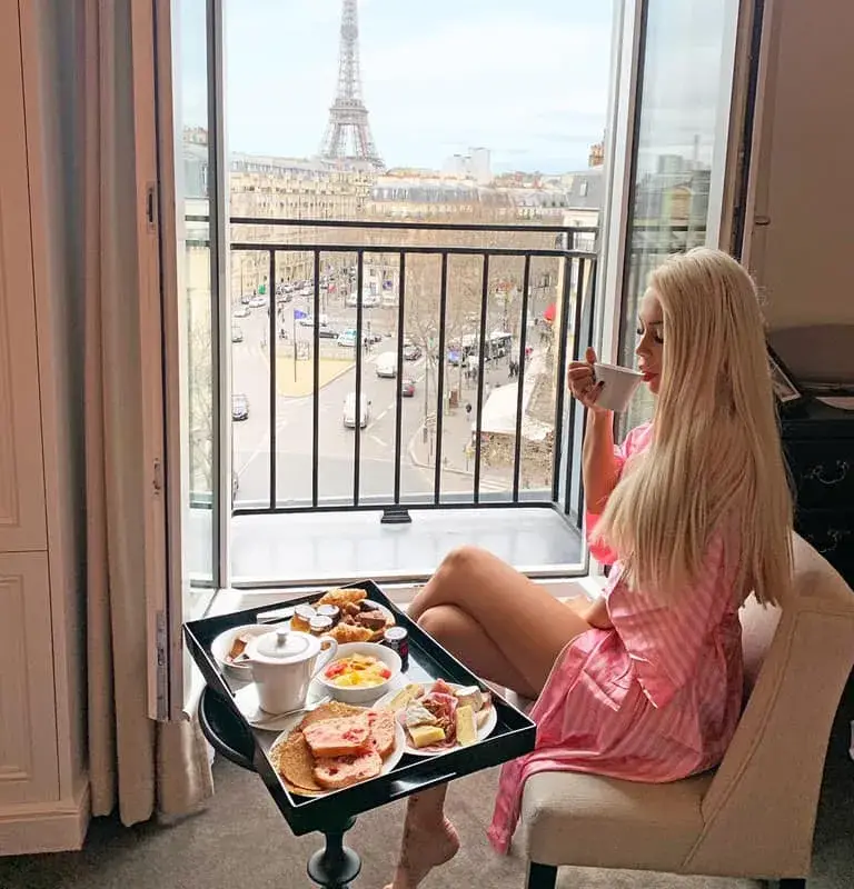 Мис Плеймейт се сгоди в Париж, крие пръстена от суеверие