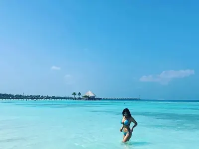 На Малдивите: Точат лиги по бомбите на 46-годишната Глория, гледат я лошо заради алкохола  (Снимки)