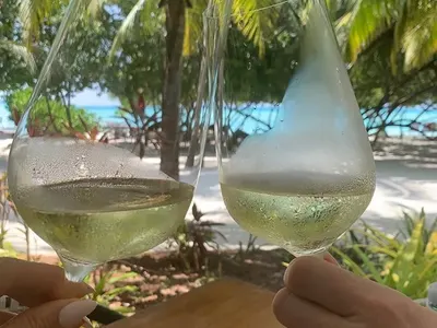 На Малдивите: Точат лиги по бомбите на 46-годишната Глория, гледат я лошо заради алкохола  (Снимки)