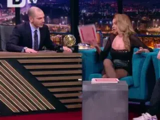 Нели Рангелова показа форми при Николаос Цитиридис (Певицата с минижуп и мрежесто чорапи)