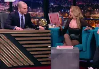 Нели Рангелова показа форми при Николаос Цитиридис (Певицата с минижуп и мрежесто чорапи)