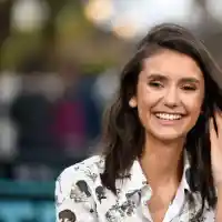 Нина Добрев с ново осиновено куче