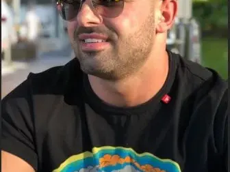 ПАДЕНИЕ: Ричи продава вафли, върна се в залата като момче зад щанда