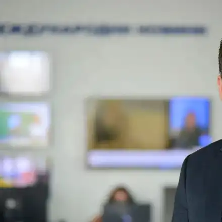 Румен Бахов си крие годините (Суетният журналист си боядисва косата)