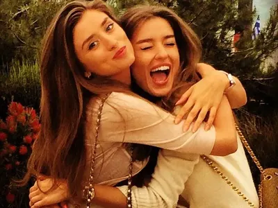 Саня Борисова напомпала устни заради сестра си