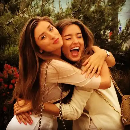 Саня Борисова напомпала устни заради сестра си