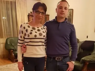 Синът на Цветанка Ризова й стана бодигард (Георги пази майка си от досадници в мола)