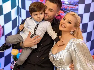 Синът на ДесиСлава проговори английски