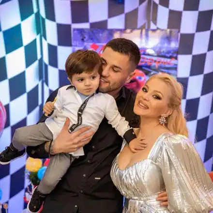 Синът на ДесиСлава проговори английски