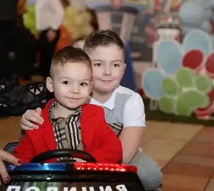 Синовете на Галена копие на мъжа й