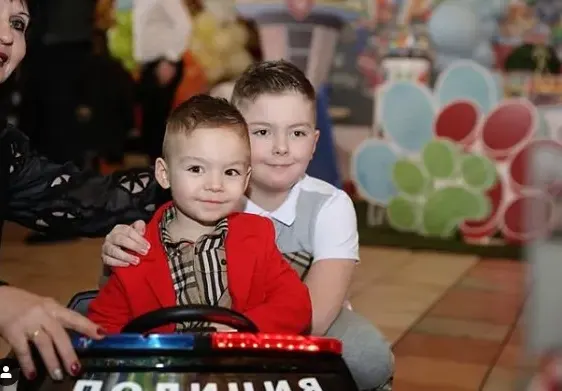 Синовете на Галена копие на мъжа й