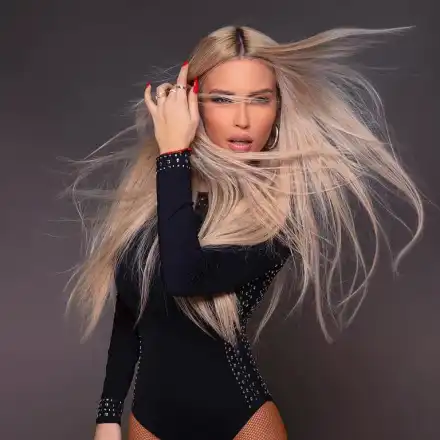 Тита пак показа огромните си бомби (Гореща снимка)