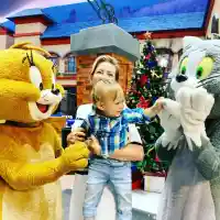 Тоца заведе сина си при Том и Джери в Дубай(Снимки)