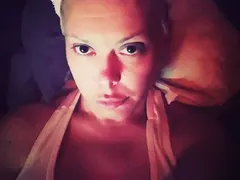 Ужас!  Вулева плаши с голо тяло (Снимка в галерията)
