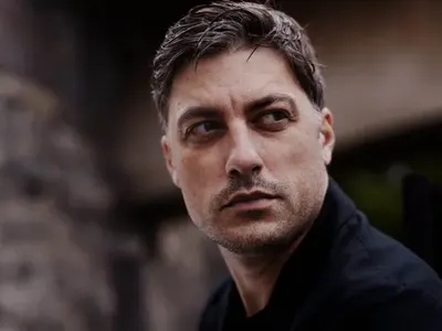 Владо Карамазов става учител (Секссимволът изнася лекции в Поморие)