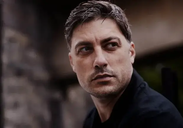 Владо Карамазов става учител (Секссимволът изнася лекции в Поморие)