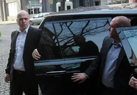 Слави Трифонов: Страхувам се да не ми подхвърлят дрога в колата!