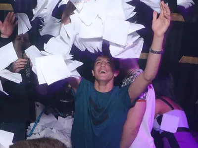 Застаряваща бръмчалка  точи лиги по Еди Назарян (Снимки)