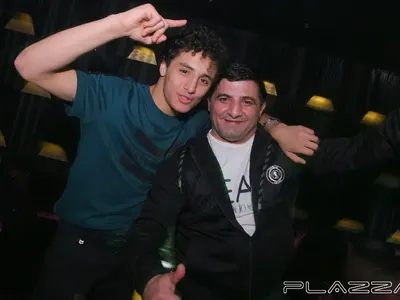 Застаряваща бръмчалка  точи лиги по Еди Назарян (Снимки)