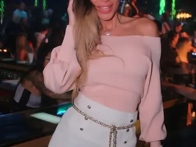 Застаряваща бръмчалка  точи лиги по Еди Назарян (Снимки)