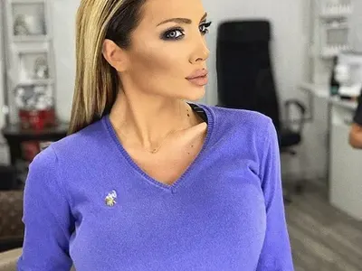 Златка Райкова се пусна без сутиен (Моделката страда по еротичното си минало)