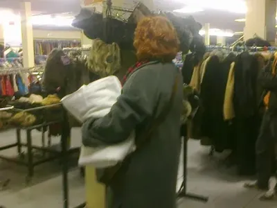 Звезди на лов за дрехи втора ръка: Щерката на Ваня Щерева не харчи за нови парцали, Марги Хранова пазарува от „мола” в Брезник, Мария Силвестър ги определя като „изкуство” и още…