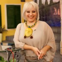 Джуджи се натиска в телевизията на Слави (Блондинката драпа да е пак на екран, влачи и протежето си с нея)