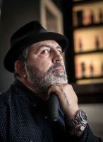 Жена блъска Мутафчиев, той й се извинява с писмо и я кани на театър