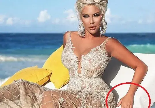 Андреа лъсна с криви пръсти