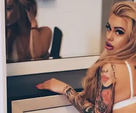 Българката с най големите бомби посяга и на дупето си