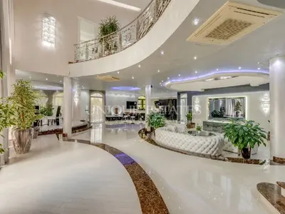 Баровецът с „Бугати” за 5 млн., продава палата си в Драгалевци на космическа цена (Снимки на невиждания лукс)