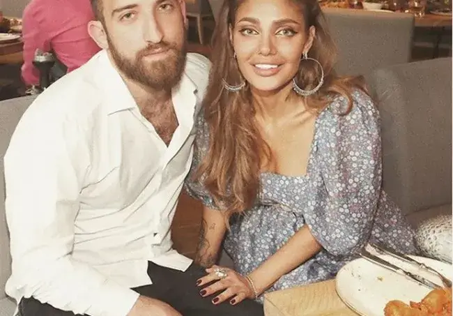 Бившата на Джизъса върти търговия с маски