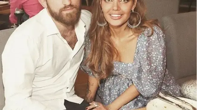 Бившата на Джизъса върти търговия с маски