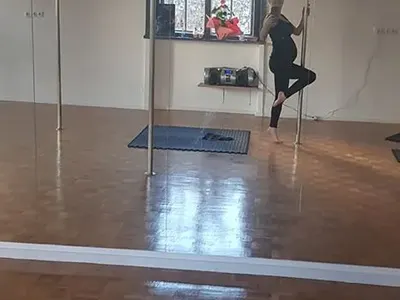 Бременната Лора Караджова се върти на пилон